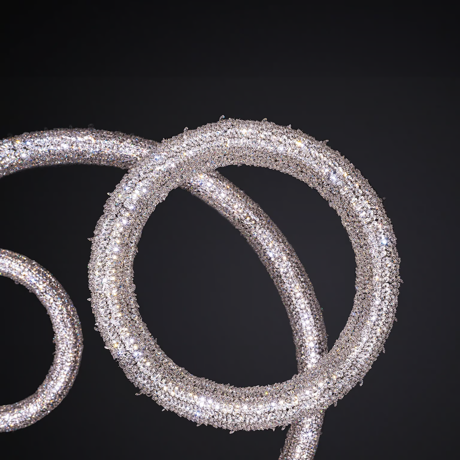 Manooi Statement Light
