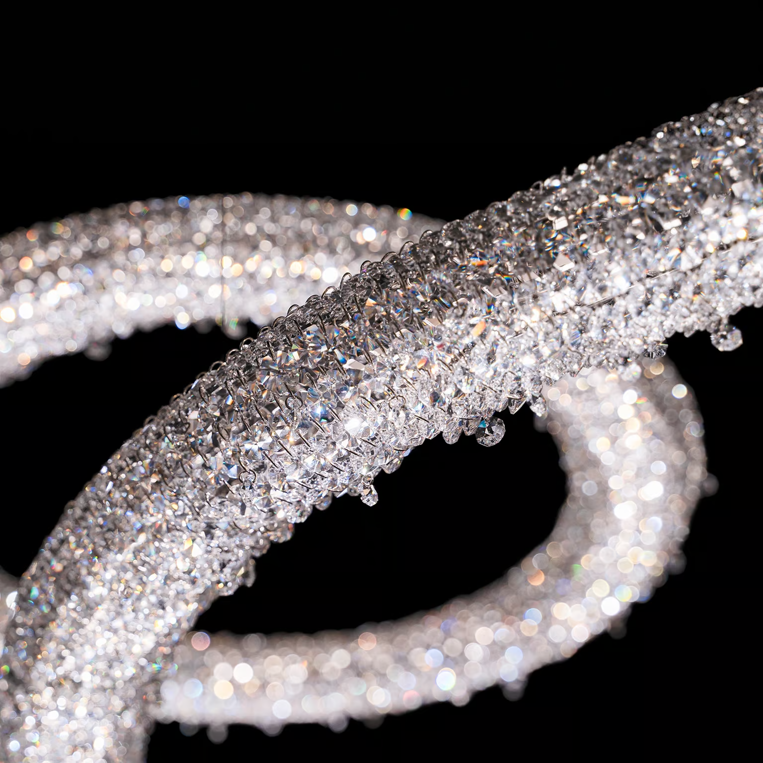 Manooi Linear Chandelier